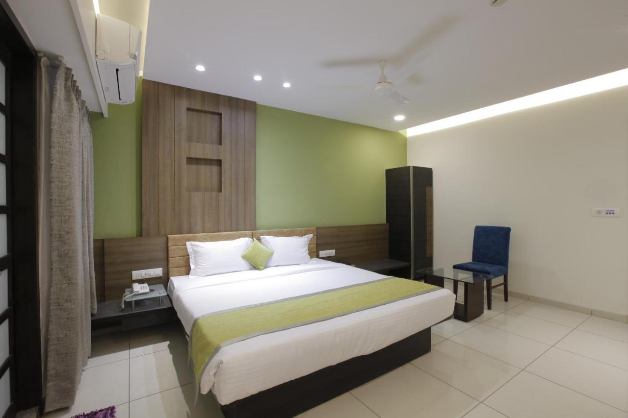 Hotel The Lotus Park Ahmedabad Esterno foto