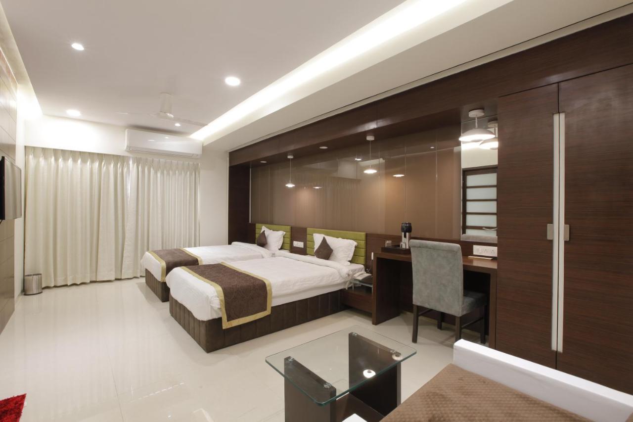 Hotel The Lotus Park Ahmedabad Esterno foto