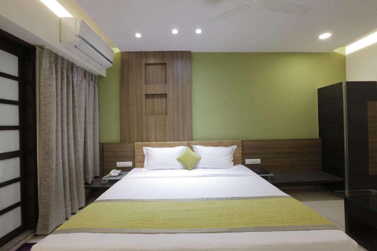 Hotel The Lotus Park Ahmedabad Esterno foto