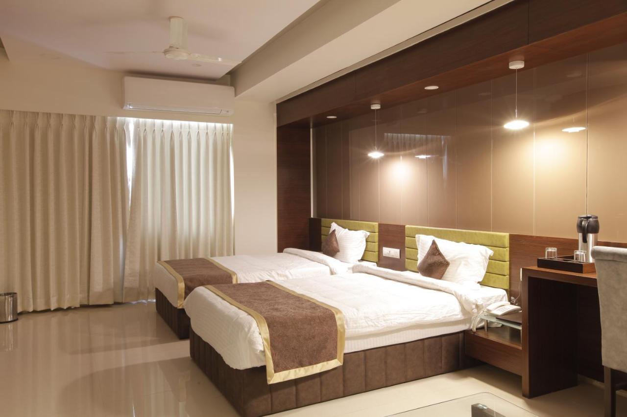 Hotel The Lotus Park Ahmedabad Esterno foto
