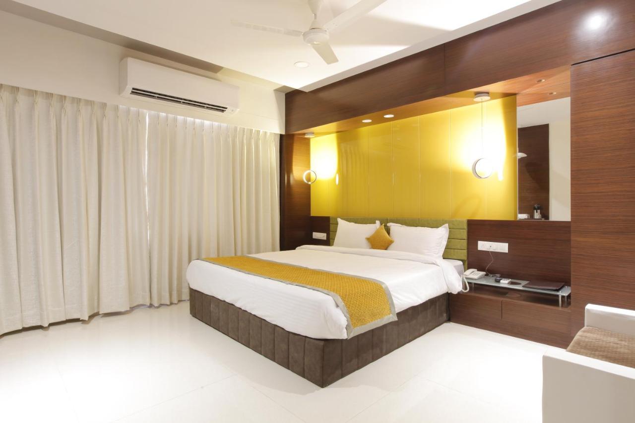 Hotel The Lotus Park Ahmedabad Esterno foto