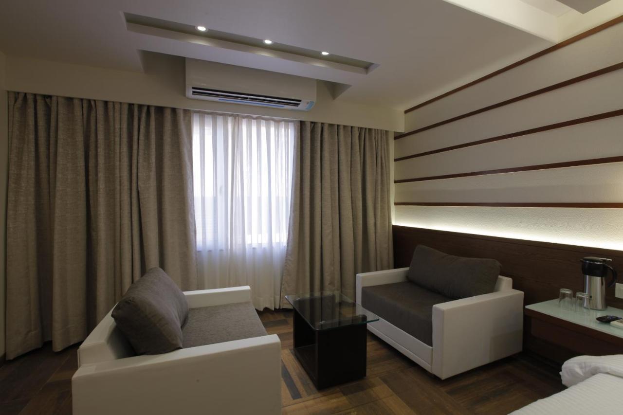Hotel The Lotus Park Ahmedabad Esterno foto