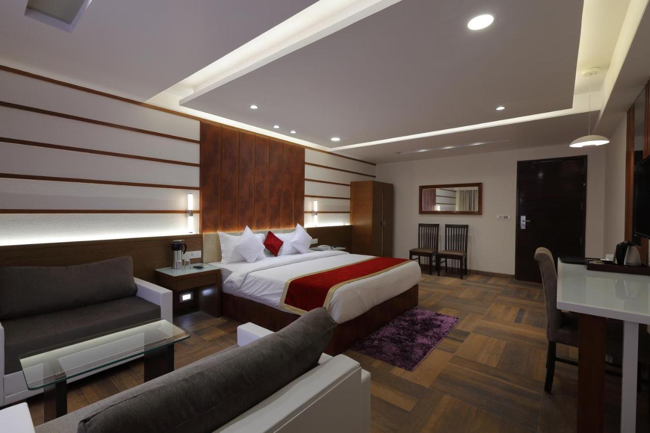 Hotel The Lotus Park Ahmedabad Esterno foto
