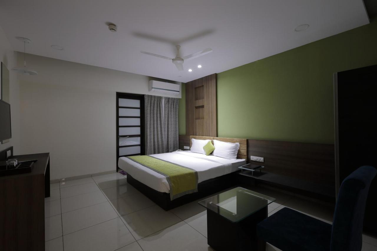 Hotel The Lotus Park Ahmedabad Esterno foto