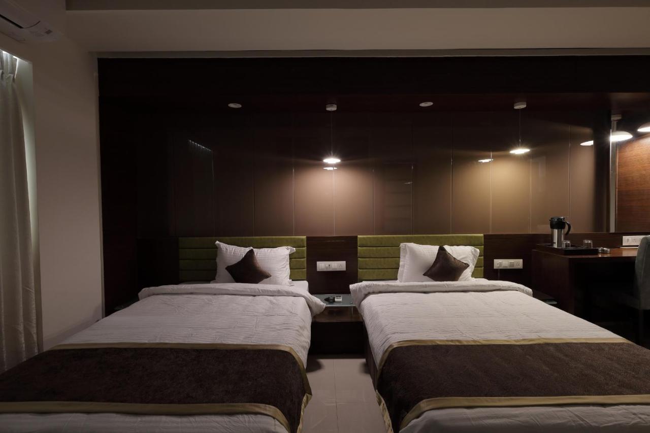 Hotel The Lotus Park Ahmedabad Esterno foto